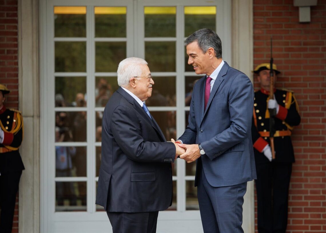 Archivo - El presidente del Gobierno, Pedro Sánchez (d), saluda al presidente del Estado de Palestina, Mahmud Abás (i), en el Palacio de La Moncloa, a 19 de septiembre de 2024Alejandro Martínez Vélez - Europa Press - Archivo