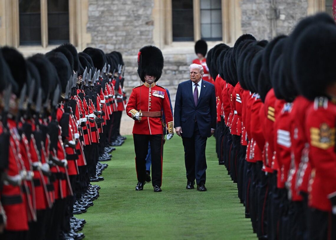 El presidente de EEUU, Donald Trump, pasa revista a la guardia de honor durente la ceremonia de bienvenida en el castillo de Windsor en el marco de su visita de Estado a Reino UnidoEddie Mulholland/Daily Telegraph / DPA