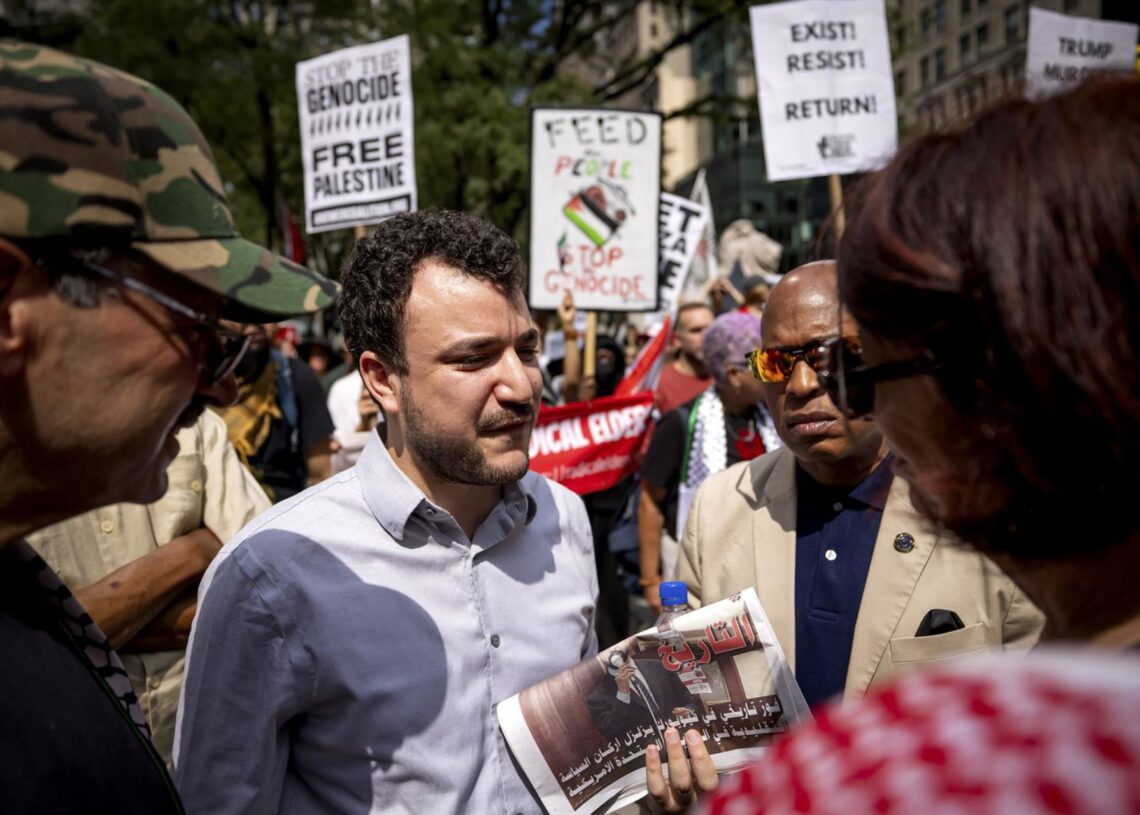 Archivo - Mahmoud Khalil, durante una protesta propalestina en la Universidad de ColumbiaEuropa Press/Contacto/Michael Nigro - Archivo