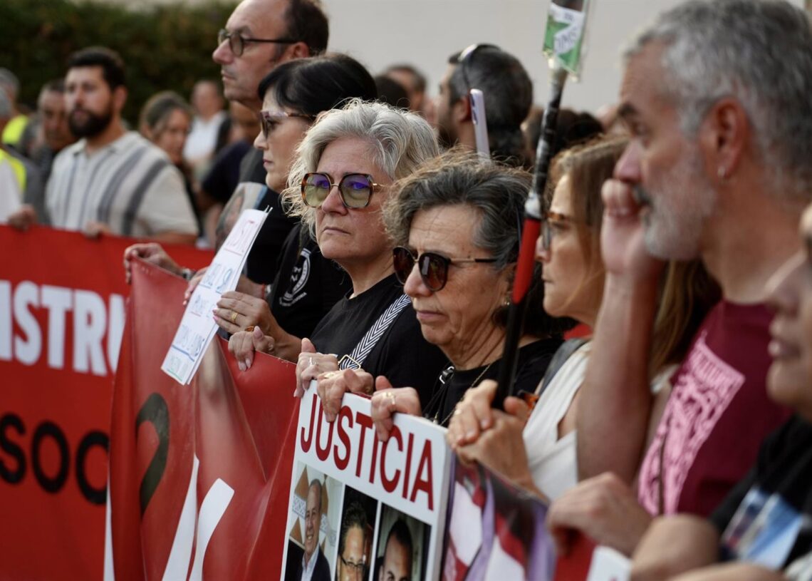 Archivo - Imagen de archivo de una manifestación ciudadana con el lema 'Mazón dimissió',Eduardo Manzana - Europa Press - Archivo
