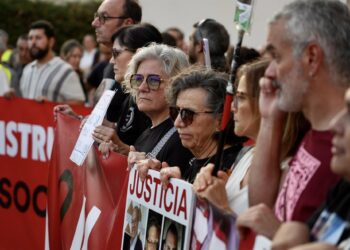 Archivo - Imagen de archivo de una manifestación ciudadana con el lema 'Mazón dimissió',Eduardo Manzana - Europa Press - Archivo
