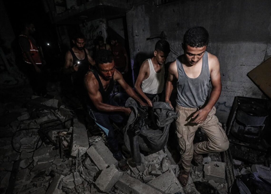 Palestinos trasladan el cuerpo de una víctima de un bombardeo del Ejército de Israel contra el campamento de refugiados de Al Bureij, en la Franja de Gaza (archivo)Europa Press/Contacto/Moiz Salhi