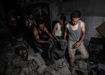 Palestinos trasladan el cuerpo de una víctima de un bombardeo del Ejército de Israel contra el campamento de refugiados de Al Bureij, en la Franja de Gaza (archivo)Europa Press/Contacto/Moiz Salhi