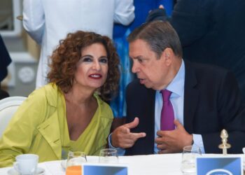 La vicepresidenta del Gobierno y ministra de Hacienda, María Jesús Montero, y el ministro de Agricultura, Luis Planas, durante un desayuno informativo de Fórum Europa.Gustavo Valiente - Europa Press