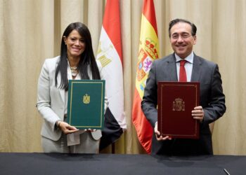 El ministro de Asuntos Exteriores, Unión Europea y Cooperación, José Manuel Albares, y la ministra de Planificación, Desarrollo Económico y Cooperación Internacional de Egipto, Rania al Mashat, tras la firma de la Alianza para el Desarrollo SostenibleMINISTERIO DE ASUNTOS EXTERIORES