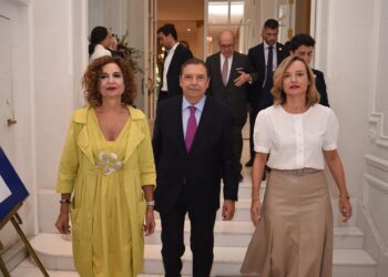 El ministro de Agricultura, Luis Planas, la vicepresidenta del Gobierno y ministra de Hacienda, María Jesús Montero, y la ministra de Educación, Pilar Alegría, a su llegada a un desayuno informativo de Fórum Europa.Gustavo Valiente - Europa Press