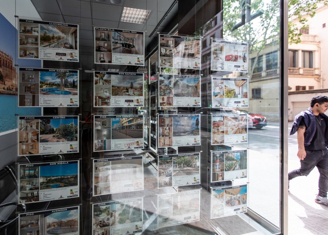 Archivo - Anuncios de viviendas en venta en una inmobiliariaTomàs Moyà - Europa Press - Archivo