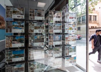 Archivo - Anuncios de viviendas en venta en una inmobiliariaTomàs Moyà - Europa Press - Archivo