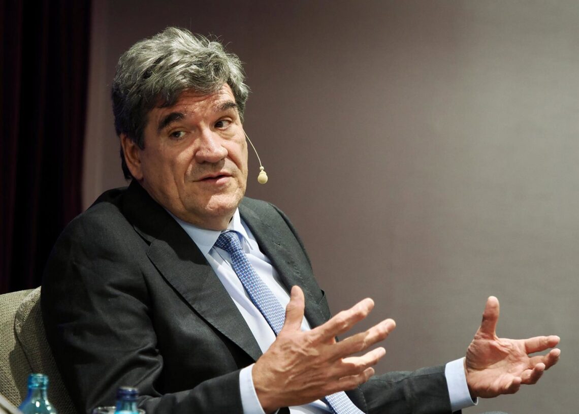 Archivo - El gobernador del Banco de España, José Luis Escrivá, durante su intervención en el Foro Económico de El Norte de Castilla, en el  Hotel Vincci Frontaura, a 28 de julio de 2025, en Valladolid (España).Photogenic - Europa Press - Archivo