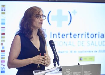 La ministra de Sanidad, Mónica García, durante una rueda de prensa tras presidir, de forma telemática, la reunión del Consejo Interterritorial del Sistema Nacional de Salud (CISNS).Jesús Hellín - Europa Press