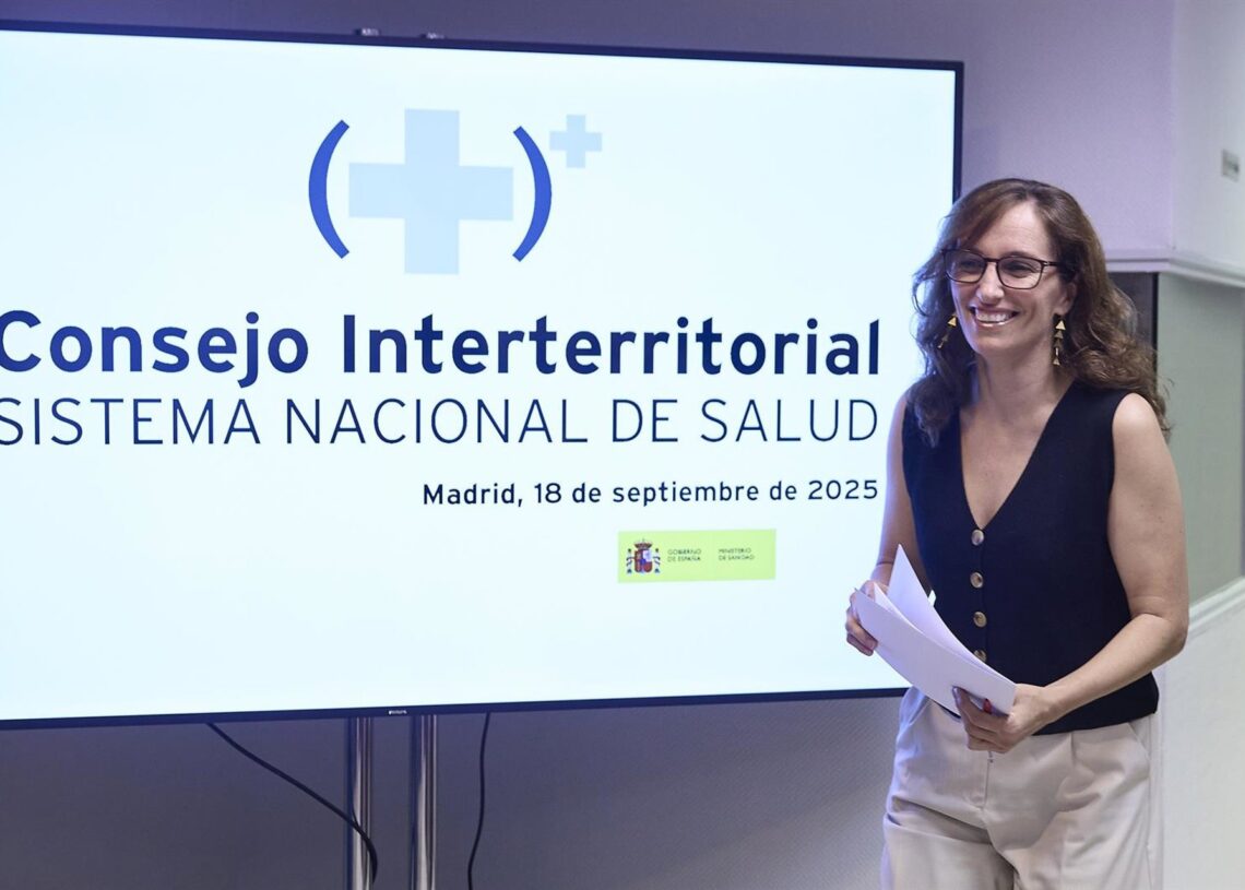 La ministra de Sanidad, Mónica García, llega a una rueda de prensa tras presidir, de forma telemática, la reunión del Consejo Interterritorial del Sistema Nacional de Salud (CISNS).Jesús Hellín - Europa Press