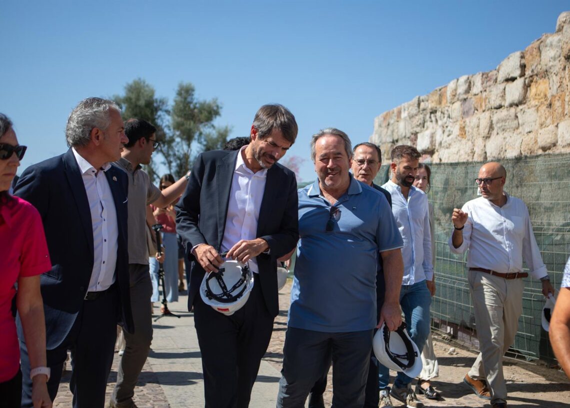 El ministro de Cultura, Ernest Urtasun (c), durante una visita a la muralla de Zamora, a 18 de septiembre de 2025, en Zamora, Castilla y León (España). Paloma V. Escarpa - Europa Press