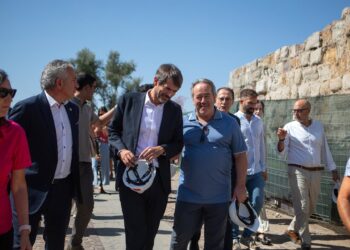 El ministro de Cultura, Ernest Urtasun (c), durante una visita a la muralla de Zamora, a 18 de septiembre de 2025, en Zamora, Castilla y León (España). Paloma V. Escarpa - Europa Press