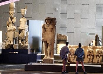 Archivo - Imagen de archivo de varios turistas en un museo en El Cairo. Europa Press/Contacto/Ahmed Gomma - Archivo