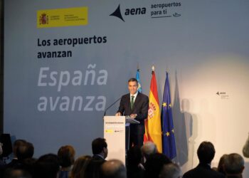 El presidente del Gobierno, Pedro Sánchez, interviene durante la presentación de la propuesta de inversiones de Aena para los aeropuertos españoles, en el aeropuerto de Alicante-Elche Miguel Hernández, a 18 de septiembre de 2025.Joaquín P.Reina - Europa Press