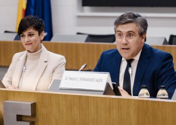 Archivo - La ministra de Vivienda y Agenda Urbana, Isabel Rodríguez, y el presidente de la CNC, Pedro Fernández Alén. Carlos Luján - Europa Press - Archivo