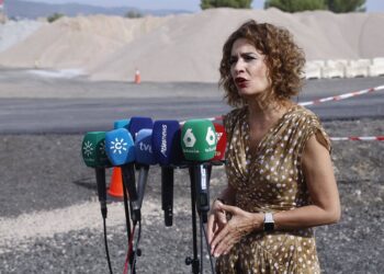 La vicepresidenta primera del Gobierno y ministra de Hacienda, María Jesús Montero, atiende a los medios antes de visitar la Planta Asfáltica puesta en marcha para el arreglo del firme de la A-4 este viernes.Madero Cubero - Europa Press