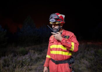 Un bombero de la UME trata de extinguir el fuego, a 22 de agosto de 2025, en Argayo, León, Castilla y León (España). Lorena Sopêna - Europa Press