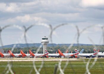 Archivo - 04 May 2020, England, Gatwick: Passenger planes are parked at Gatwick Airport in Sussex due to the coronavirus outbreak. Photo: Gareth Fuller/PA Wire/dpaGareth Fuller/PA Wire/dpa - Archivo