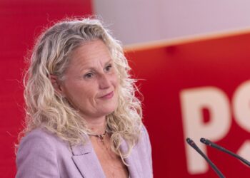 La portavoz del PSOE, Montse Mínguez, en una rueda de prensa en Ferraz.EVA ERCOLANESE