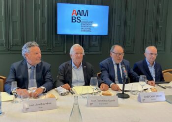 El presidente de la Associació d'Accionistes Minoritaris del Banc Sabadell (AAMBS), Jordi Casas, junto al vicepresidente, Juan Corominas, y los vocales Joan Llonch y Joaquim BadiaEUROPA PRESS