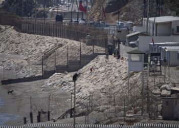 Archivo - Una persona migrante consigue cruzar a Ceuta, 27 de julio de 2025, en Ceuta (España). Antonio Sempere - Europa Press - Archivo