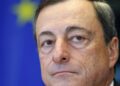 Archivo - El presidente del Banco Central Europeo, Mario Draghi, antes de una reunión del comité económico y de asuntos monetarios del Parlamento Europeo en Bruselas, sep 23 2013. Sondeos de confianza y de producción han fortalecido la visión de que la acYVES HERMAN - Archivo