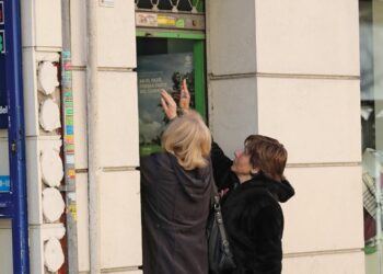 Archivo - Dos mujeres cierran la persiana de su negocioEUROPA PRESS - Archivo