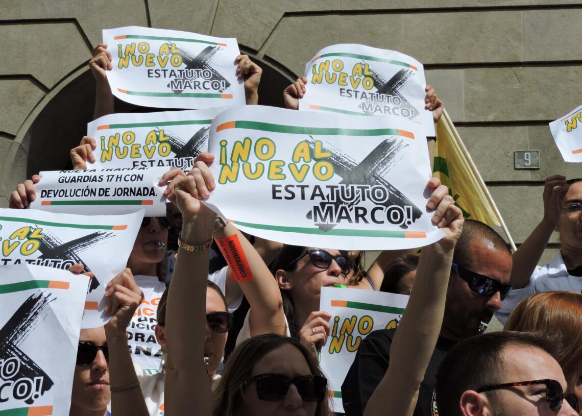 Archivo - Imagen de archivo de una protesta convocada por los médicos en Santa Cruz de Tenerife en rechazo del Estatuto Marco de Sanidad.EUROPA PRESS - Archivo