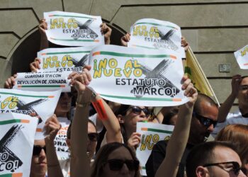 Archivo - Imagen de archivo de una protesta convocada por los médicos en Santa Cruz de Tenerife en rechazo del Estatuto Marco de Sanidad.EUROPA PRESS - Archivo