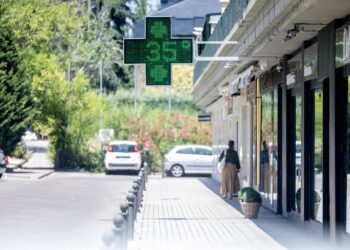 Archivo - Una señal luminosa de una farmacia.Ricardo Rubio - Europa Press - Archivo