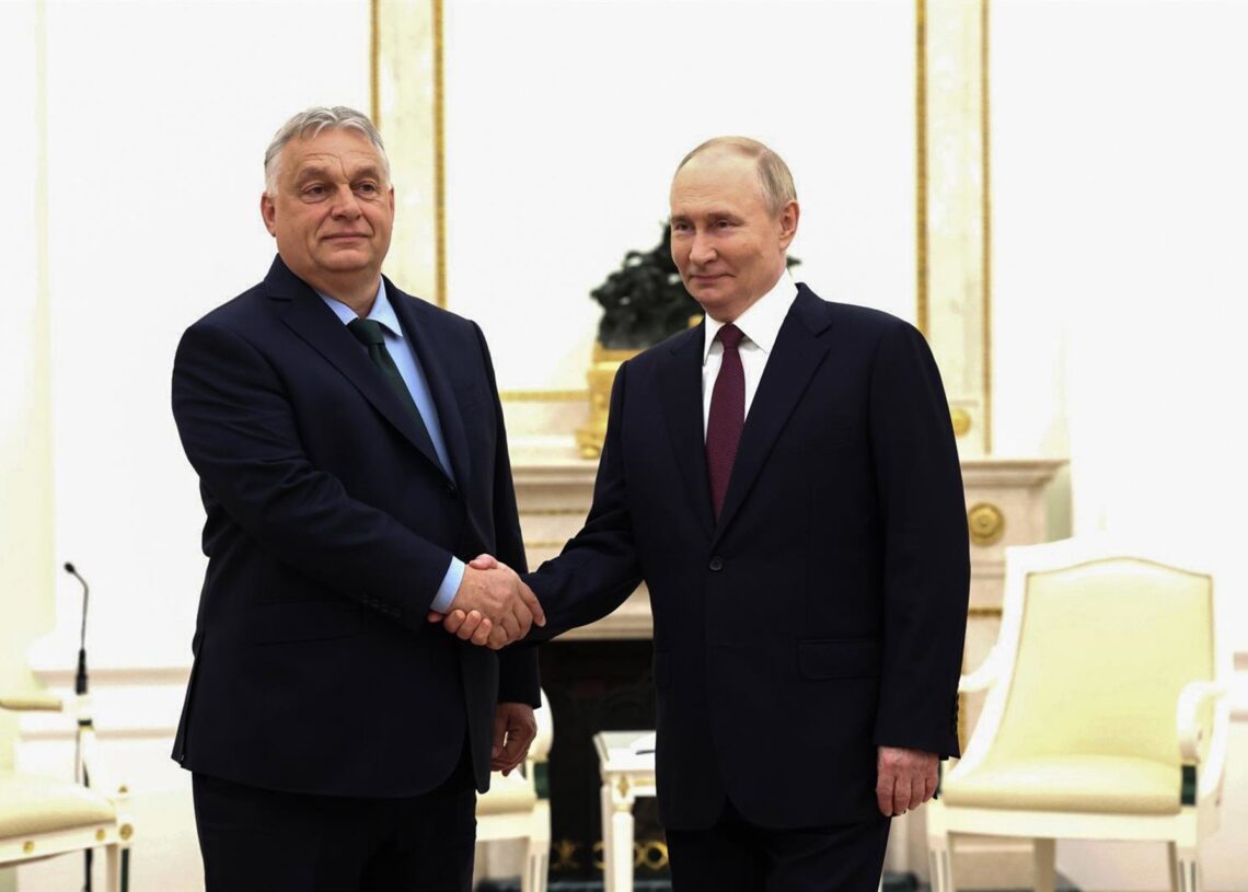 Archivo - El presidente de Rusia, Vladimir Putin, estrecha la mano al primer ministro de Hungría, Viktor Orbán, durante su visita oficial a Moscú el 5 de julio de 2024-/Kremlin/dpa - Archivo