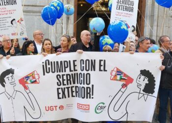 Protesta de miembros del Personal Laboral del Servicio Exterior (PLEX) frente a la sede del Ministerio de Hacienda para reclamar una mejora salarialCSIF