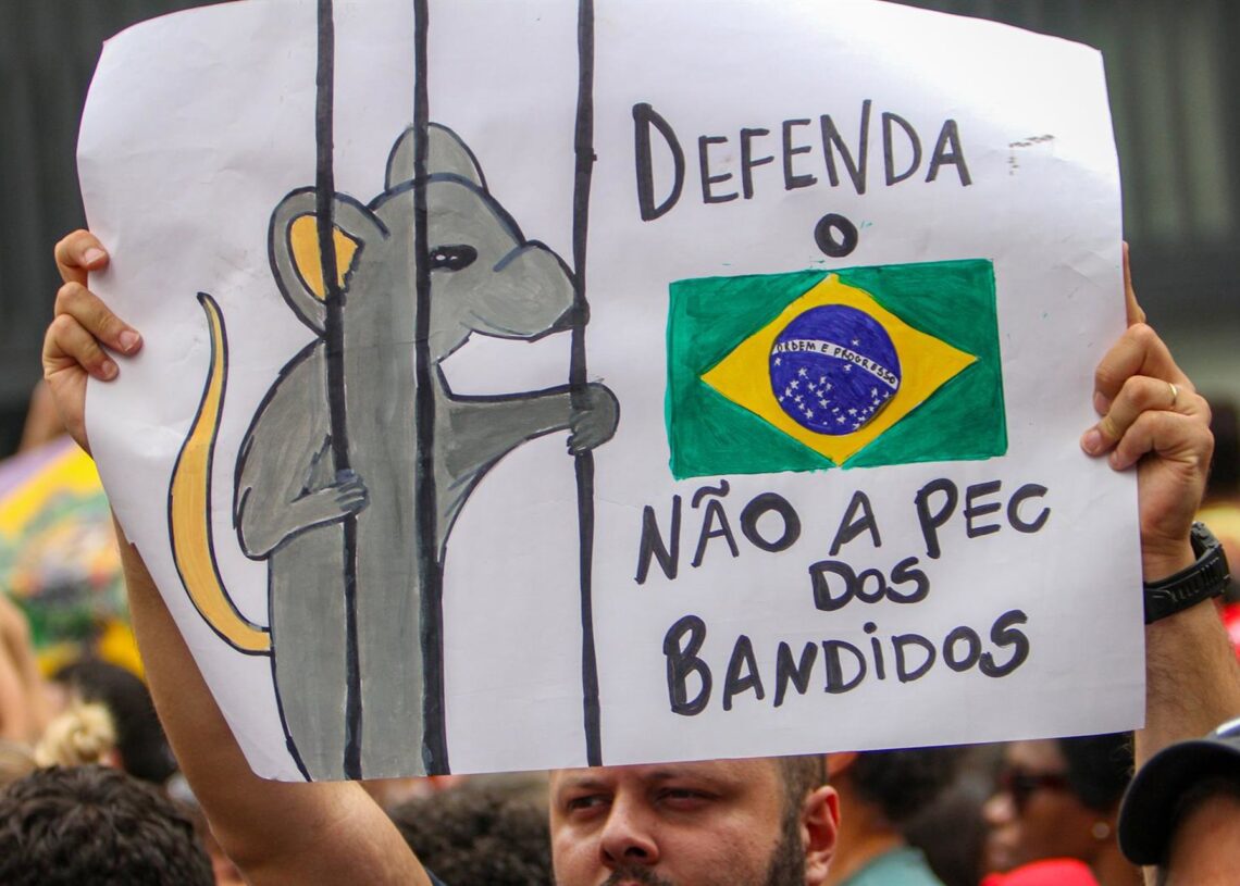 Un manifestante protesta contra la llamada 'PEC del Blindaje' en BrasilEuropa Press/Contacto/Harnebach, Tomze Fonseca