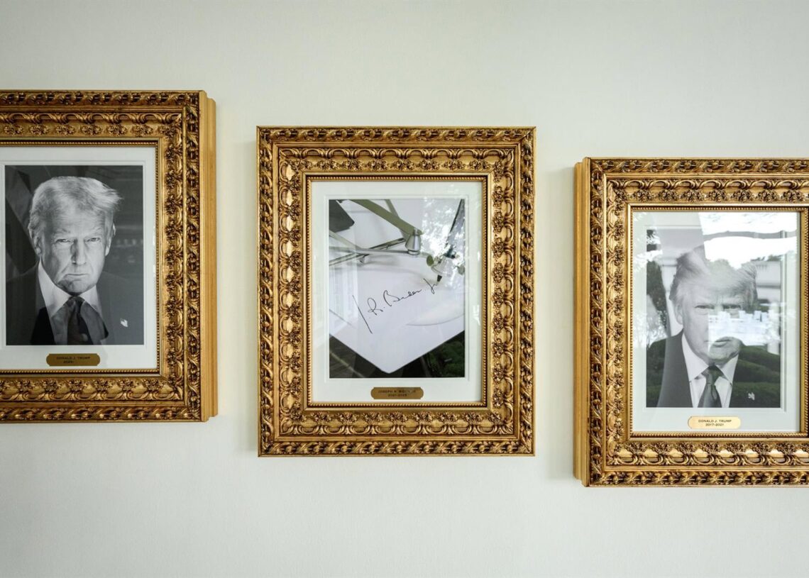 Dos retratos del actual presidente de Estados Unidos, Donald Trump, rodean una fotografía de un 'autopen' con la firma de su último predecesor, Joe Biden, en el nuevo 'Paseo de la Fama presidencial' de la Casa BlancaLA CASA BLANCA EN X