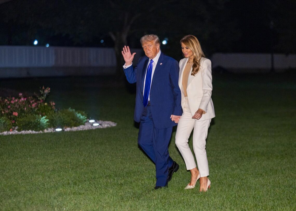 El presidente de Estados Unidos, Donald Trump, y la primera dama, Melania Trump, a su llegada a la Casa Blanca tras la intervención del mandatario en la 80ª Asamblea General de Naciones UnidasEuropa Press/Contacto/Hu Yousong