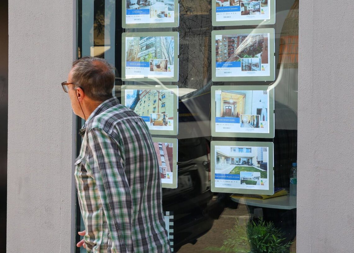 Archivo - Escaparate de una inmobiliariaMarta Fernández Jara - Europa Press - Archivo