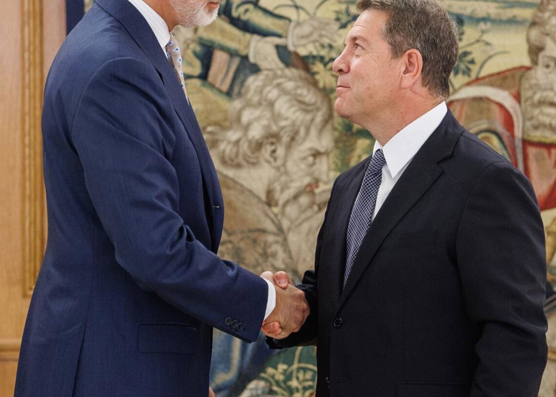 Archivo - El Rey Felipe VI (i) recibe en audiencia al presidente de la Junta de Comunidades de Castilla-La Mancha, Emiliano García-Page (d), en el Palacio de la Zarzuela, a 20 de septiembre de 2023, en Madrid (España).Alejandro Martínez Vélez - Europa Press - Archivo