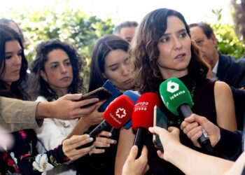 Imagen de la presidenta de la Comunidad de Madrid, Isabel Díaz Ayuso, ofreciendo declaraciones a los medios.Eduardo Parra - Europa Press