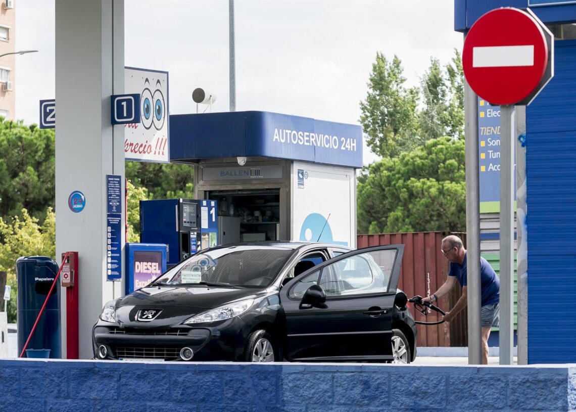 Archivo - Un hombre echa carburante a su vehículo en una estación de servicioA. Pérez Meca - Europa Press - Archivo