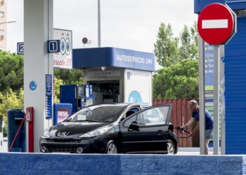 Archivo - Un hombre echa carburante a su vehículo en una estación de servicioA. Pérez Meca - Europa Press - Archivo