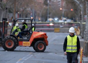Archivo - Varios operarios trabajando en una obraDavid Zorrakino - Europa Press - Archivo