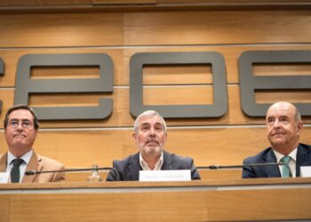 (I-D) El presidente de la CEOE, Antonio Garamendi; el presidente del Gobierno de Canarias, Fernando Clavijo y el presidente de la Confederación Canaria de Empresarios y director general de La Isleña, Pedro Ortega.Diego Radamés - Europa Press