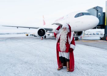 Archivo - Papá Noel con un avión de Iberia.IBERIA - Archivo