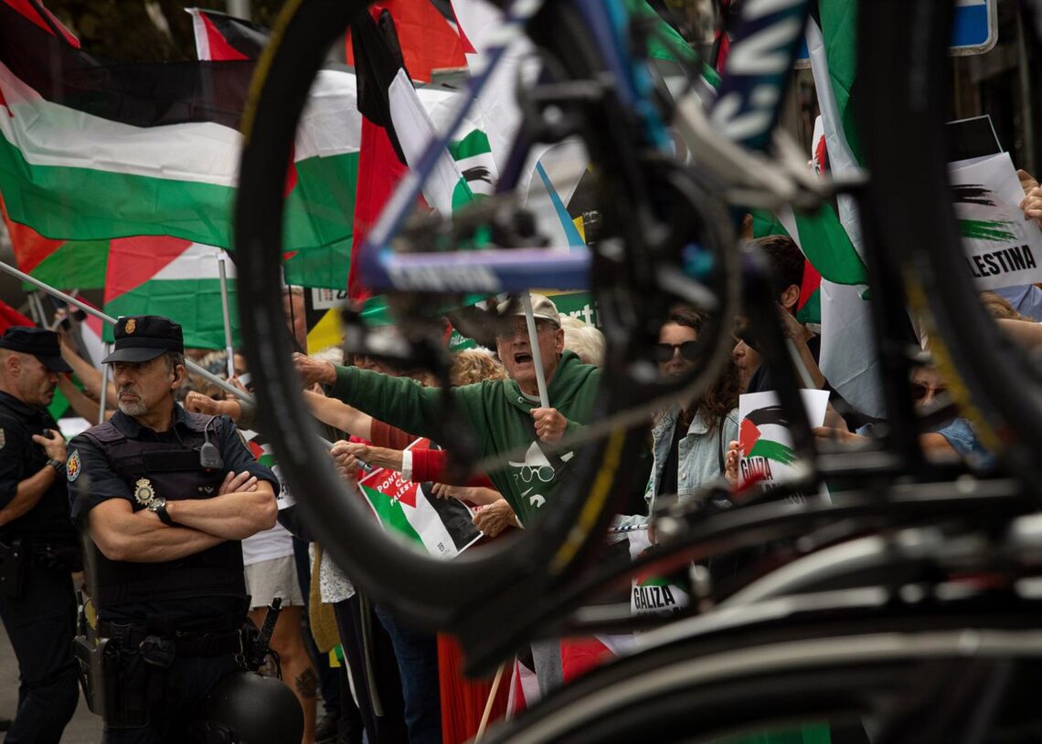 Decenas de personas durante una concentración contra la participación de Israel en la Vuelta Ciclista de España, , a 9 de septiembre de 2025, en Pontevedra, Galicia (España). Adrián Irago - Europa Press