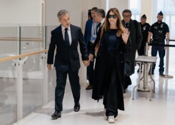 El expresidente francés Nicolás Sarkozy a su llegada al tribunal junto a su pareja, Carla BruniAlexis Sciard / Zuma Press / ContactoPhoto