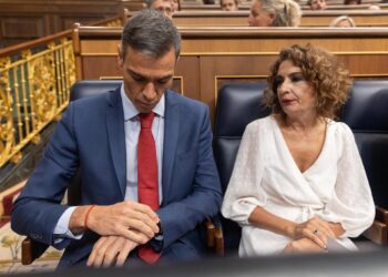 El presidente del Gobierno, Pedro Sánchez y la vicepresidenta primera y ministra de Hacienda, María Jesús Montero, durante una sesión de control al Gobierno en el Congreso de los Diputados, a 17 de septiembre de 2025, en Madrid (España).Eduardo Parra - Europa Press