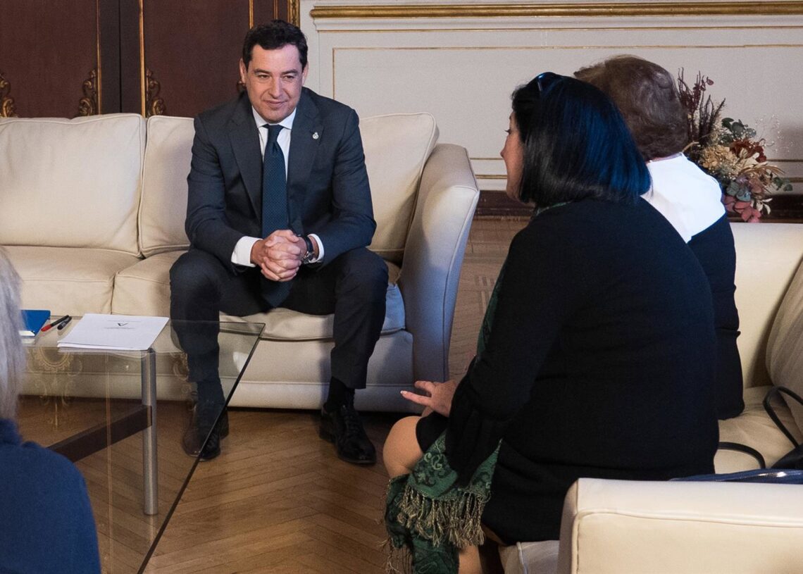 Archivo - El presidente de la Junta de Andalucía Juanma Moreno dialoga con la familia Caparrós a 28 de noviembre de 2022 en Sevilla, Andalucía, España. Francisco J. Olmo - Archivo