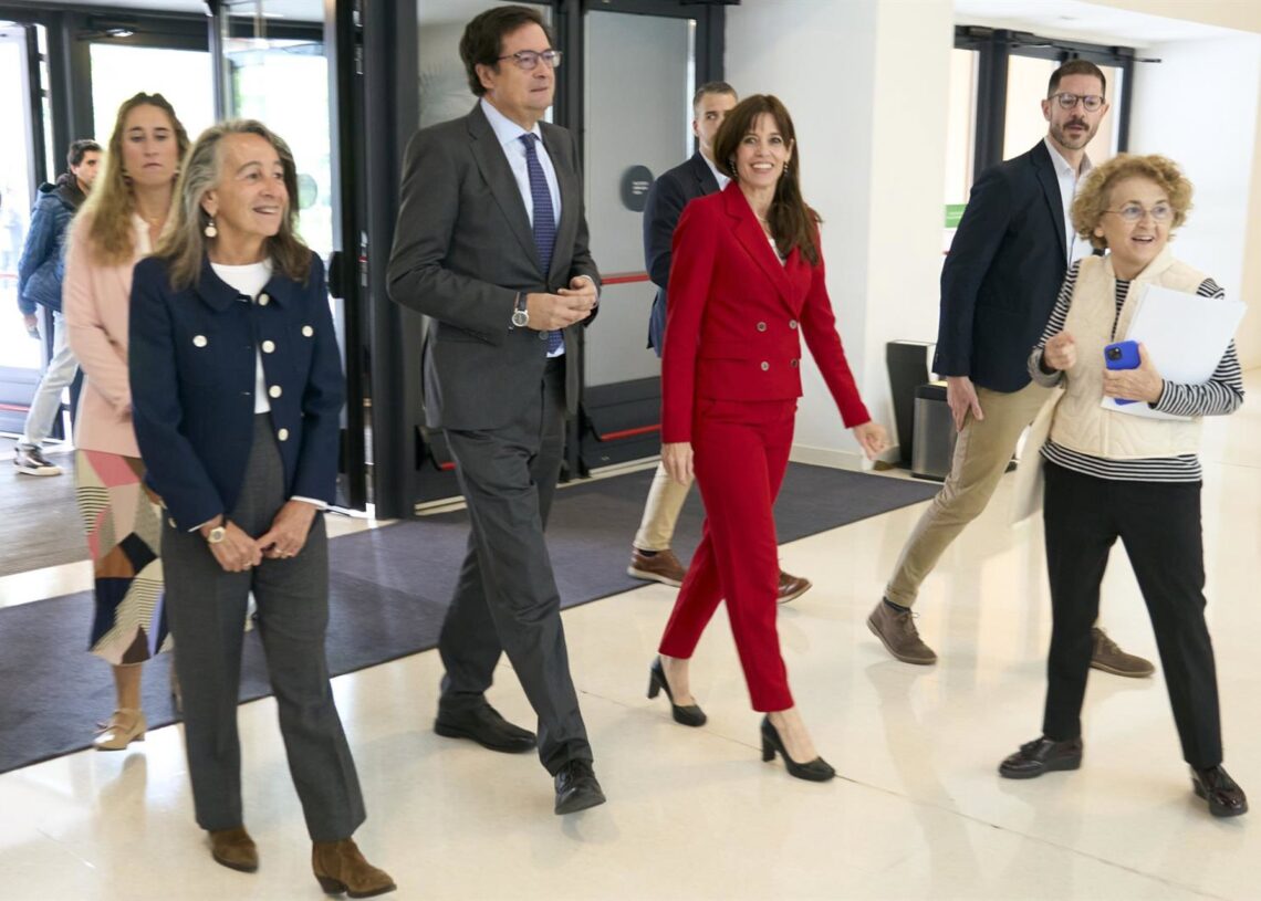 El ministro para la Transformación Digital y de la Función Pública, Óscar López, y la alcaldesa de Vitoria,-Gasteiz, Maider Etxebarria, presentan la IX Cumbre Global de la Alianza Abierta, En el Palacio Europa, a 25 de septiembre de 2025, en Vitoria-GasteCarlos González - Europa Press