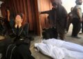 Palestinos en el Hospital Al Ahli de la ciudad de Gaza junto a varios muertos por los ataques ejecutados por el Ejército de Israel contra la Franja de Gaza (archivo)Europa Press/Contacto/Omar Ashtawy